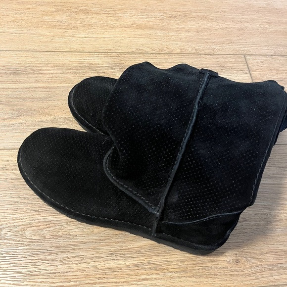 Uggs never worn, sadly collecting dust as you can see! - Picture 5 of 5